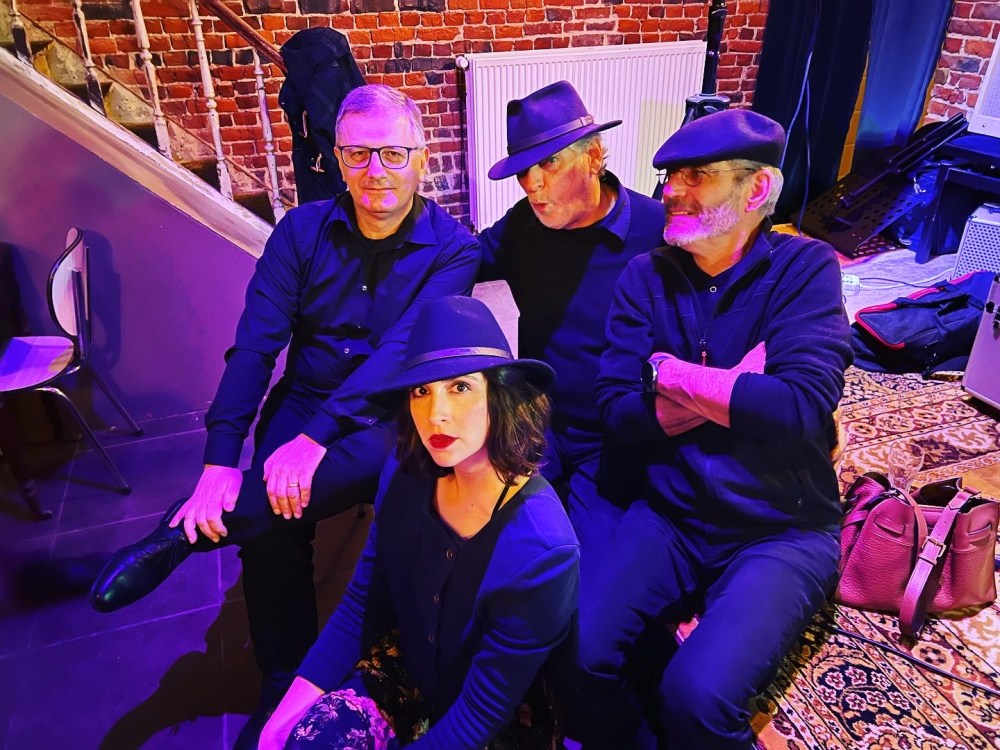 L.I.S.A. avec Lisa Rosillo, chanteuse et parolière belge, Vincenzo Alicandro, guitariste et compositeur, Christian Verlent, Batteur et Jacques Marez, Bassiste. Photo Mimi Verlent